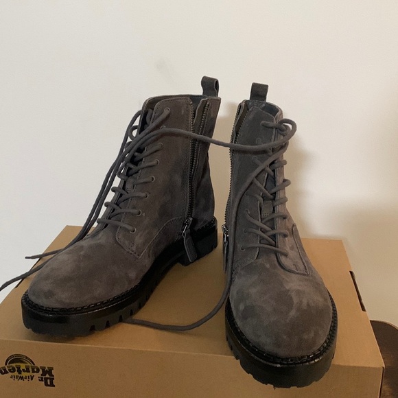 NWT! VINCE women’s Cabria lug lace up water repellent boots - Picture 7 of 9